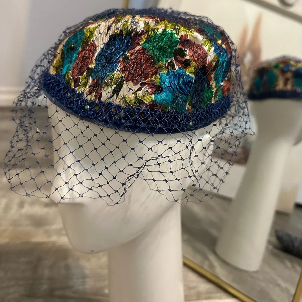Vintage colorful hats - Picture 2 of 5